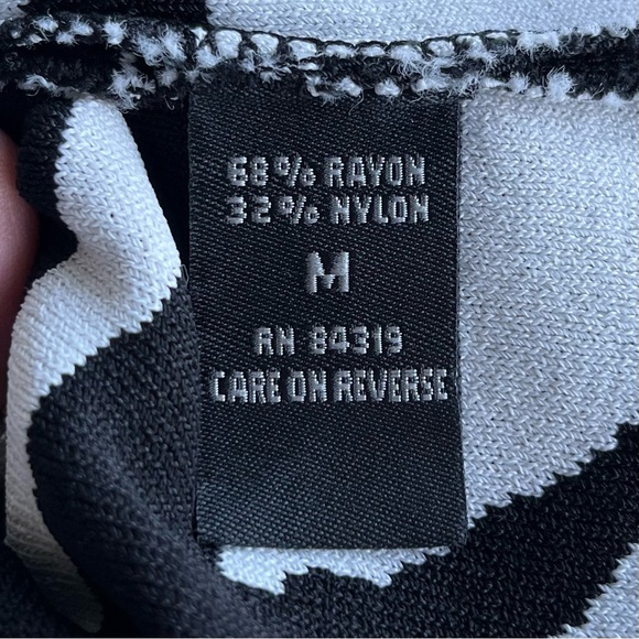 •Cyrus• Knit V-neck Pullover Top - Size Medium - Picture 3 of 8